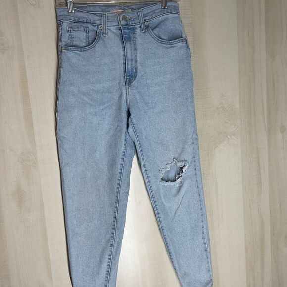 Levi’s high rise mom jeans light wash distressed, size 27 - Picture 4 of 16